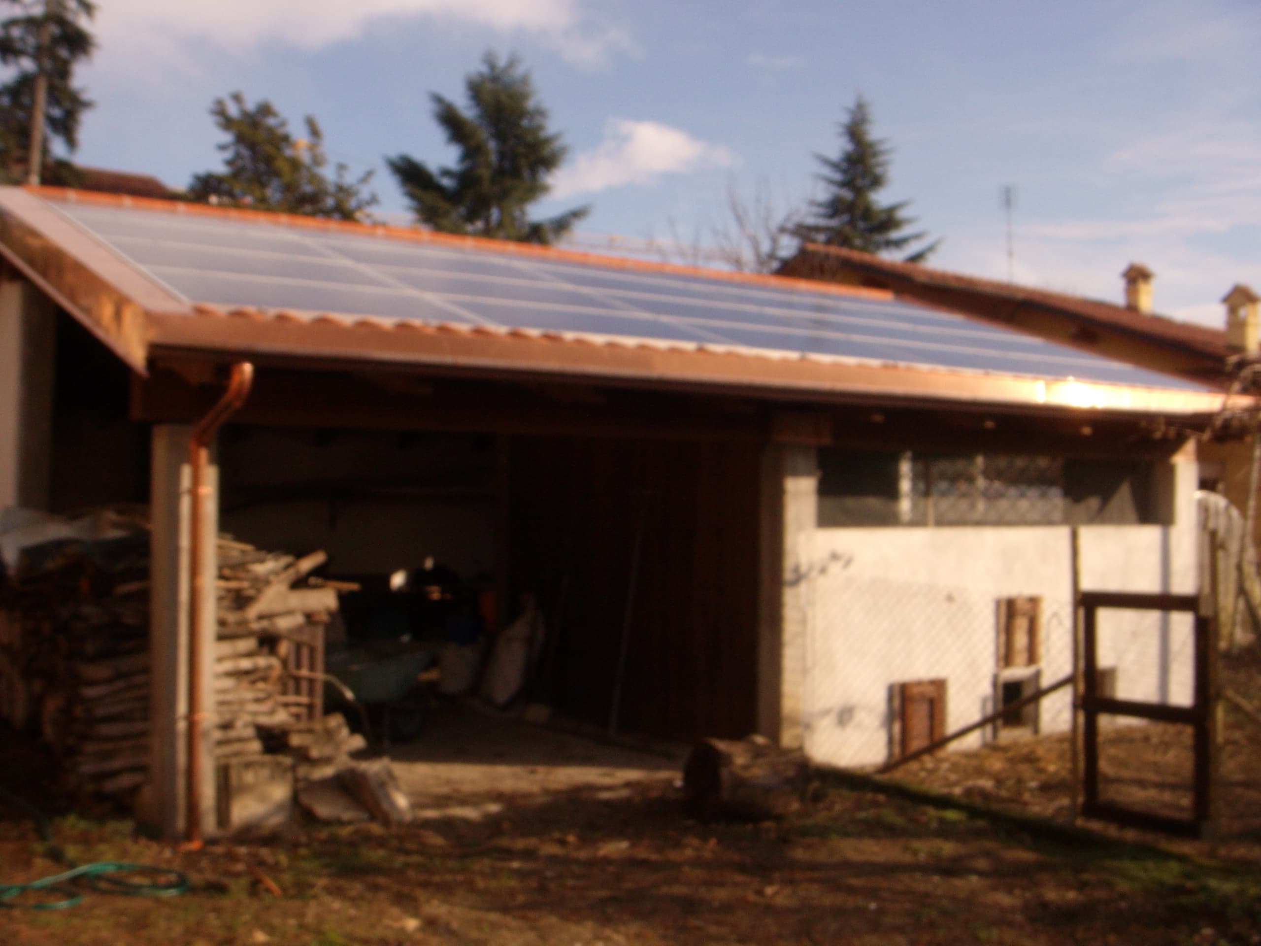 Impianto fotovoltaico integrato su tetto di un edificio a Piossasco, Italia