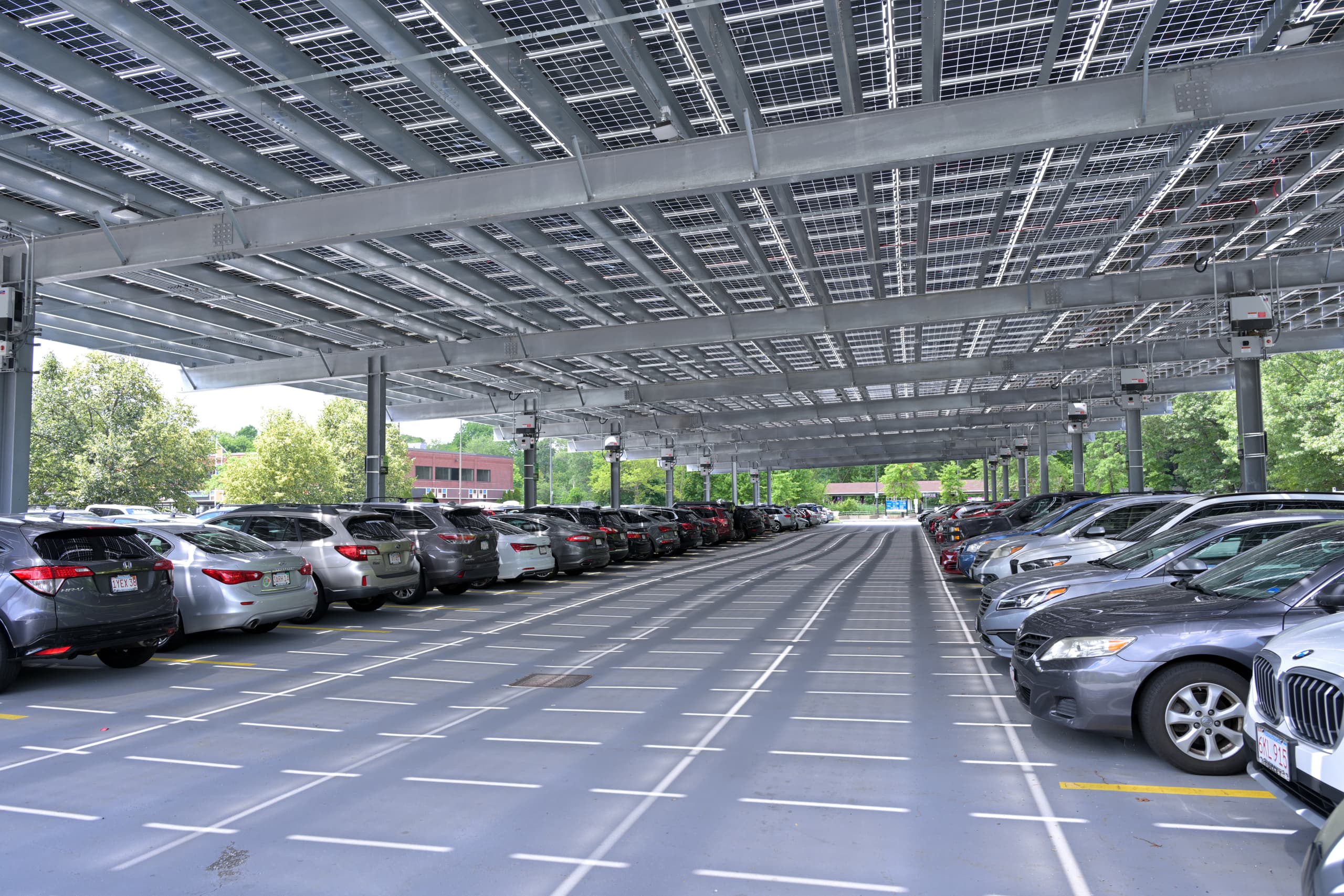 Pensilina fotovoltaica con pannelli bifacciali sopra un parcheggio, stazione di West Natick, Massachusetts