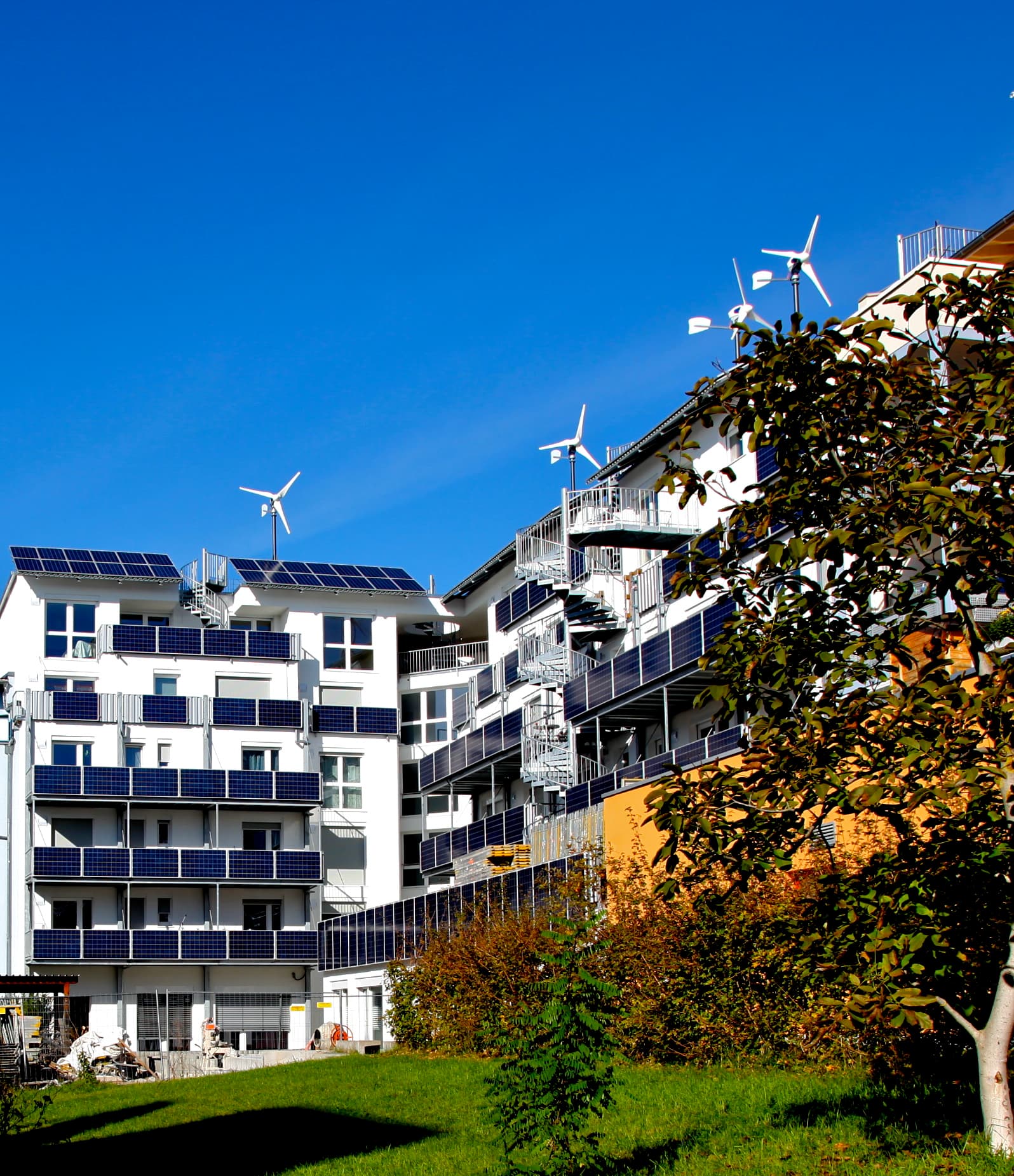 Edificio residenziale con pannelli fotovoltaici sul tetto a Friburgo in Brisgovia, Germania