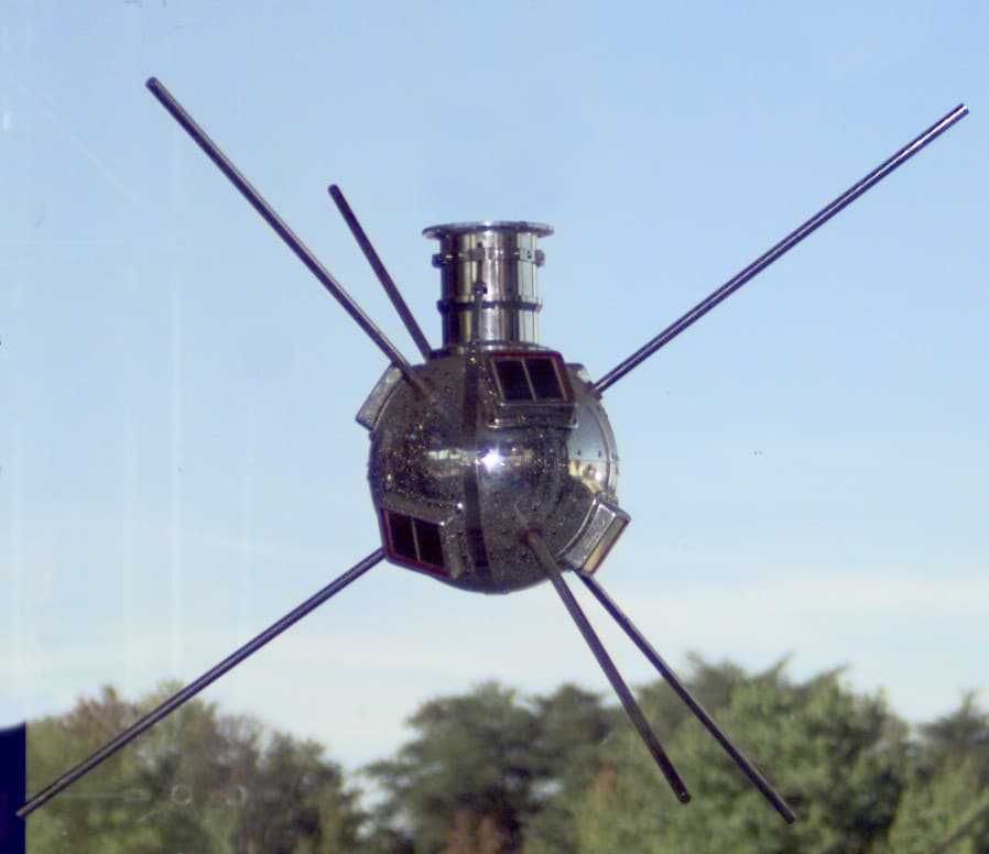 Modello del satellite Vanguard 1, corpo sferico con antenne e celle solari