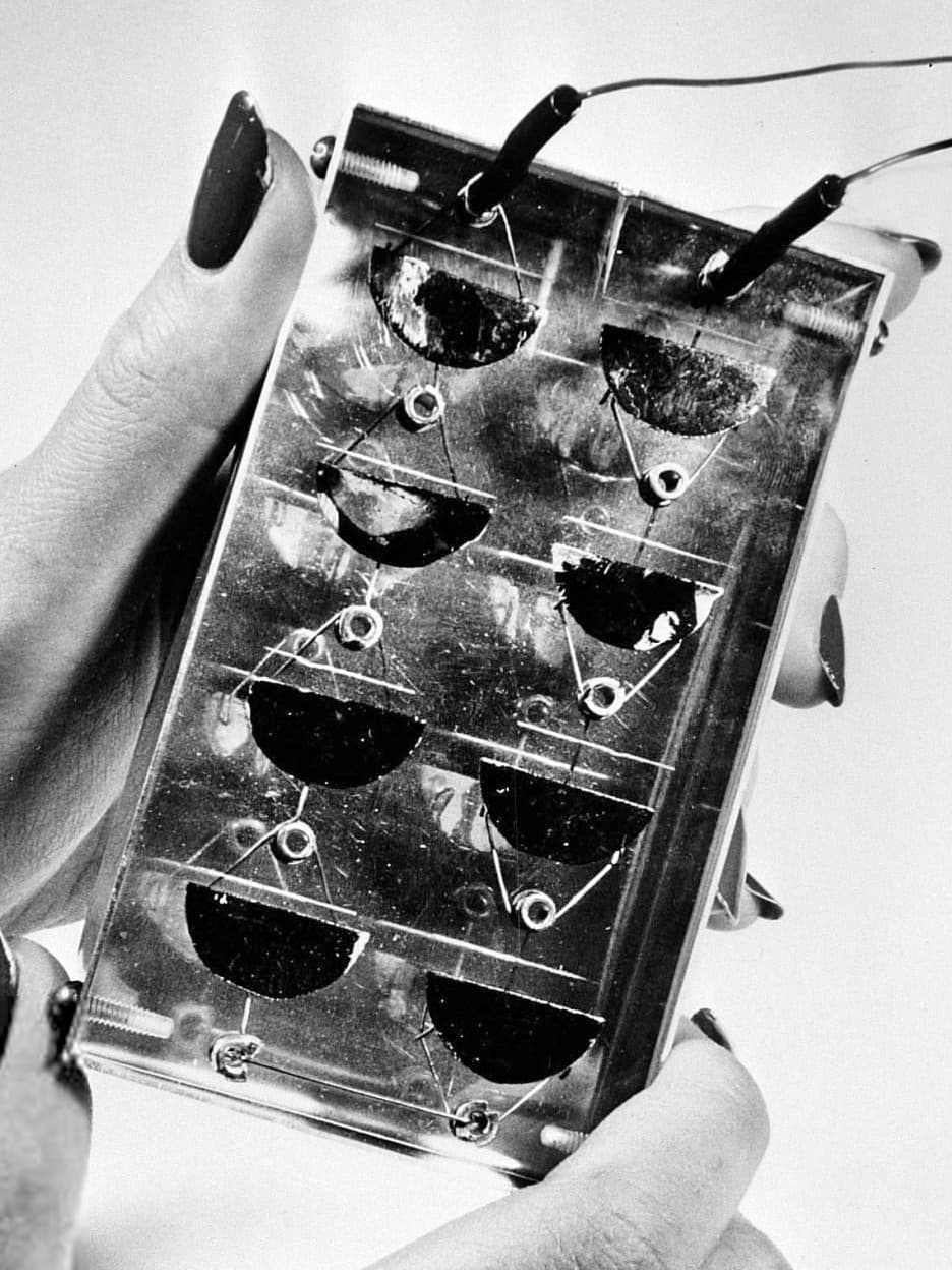 Il primo modulo solare Bell Labs del 1954, otto celle di silicio assemblate su un supporto