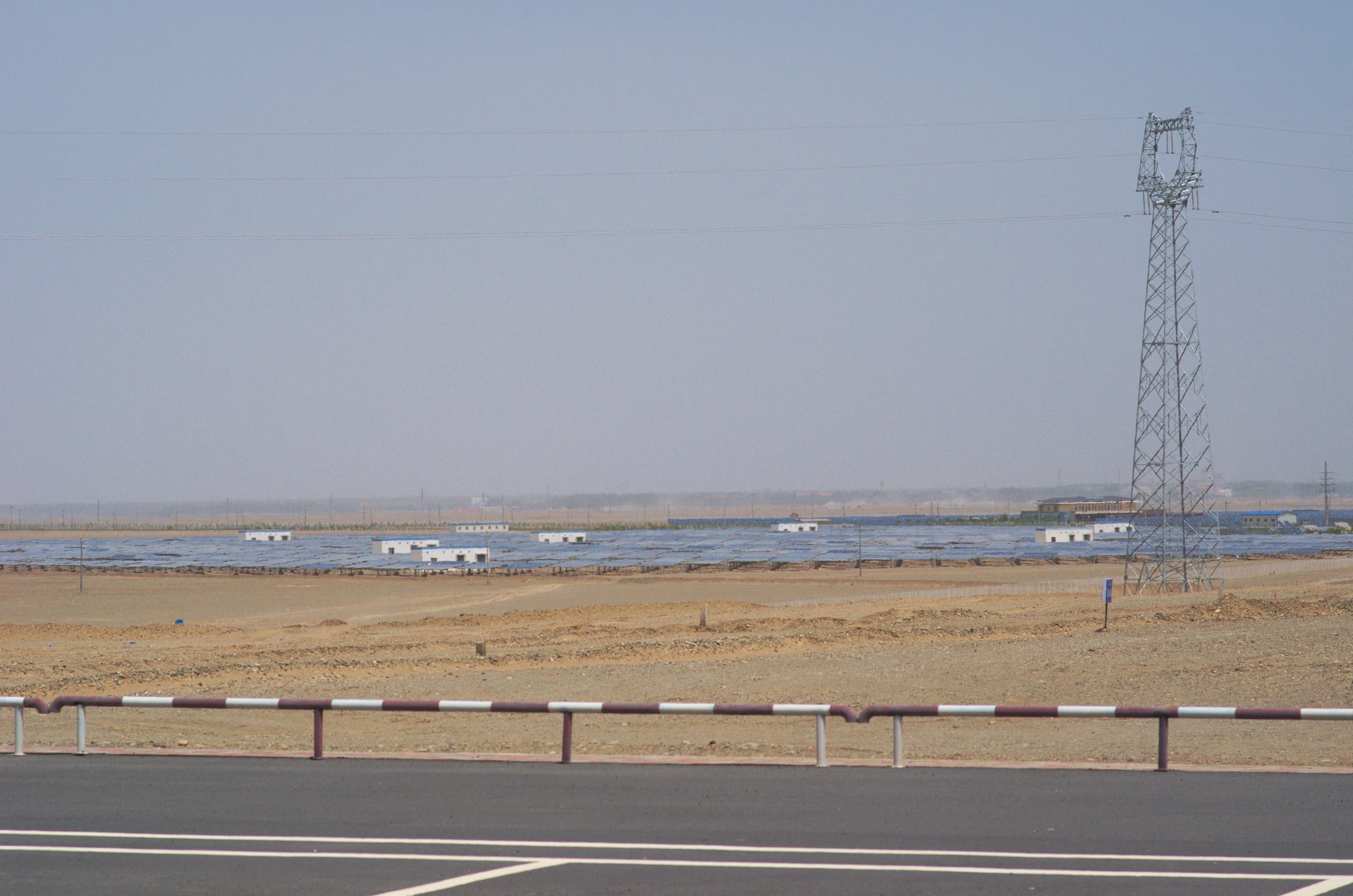 Vista a terra di un vasto campo di pannelli fotovoltaici nel deserto vicino a Dunhuang, Cina