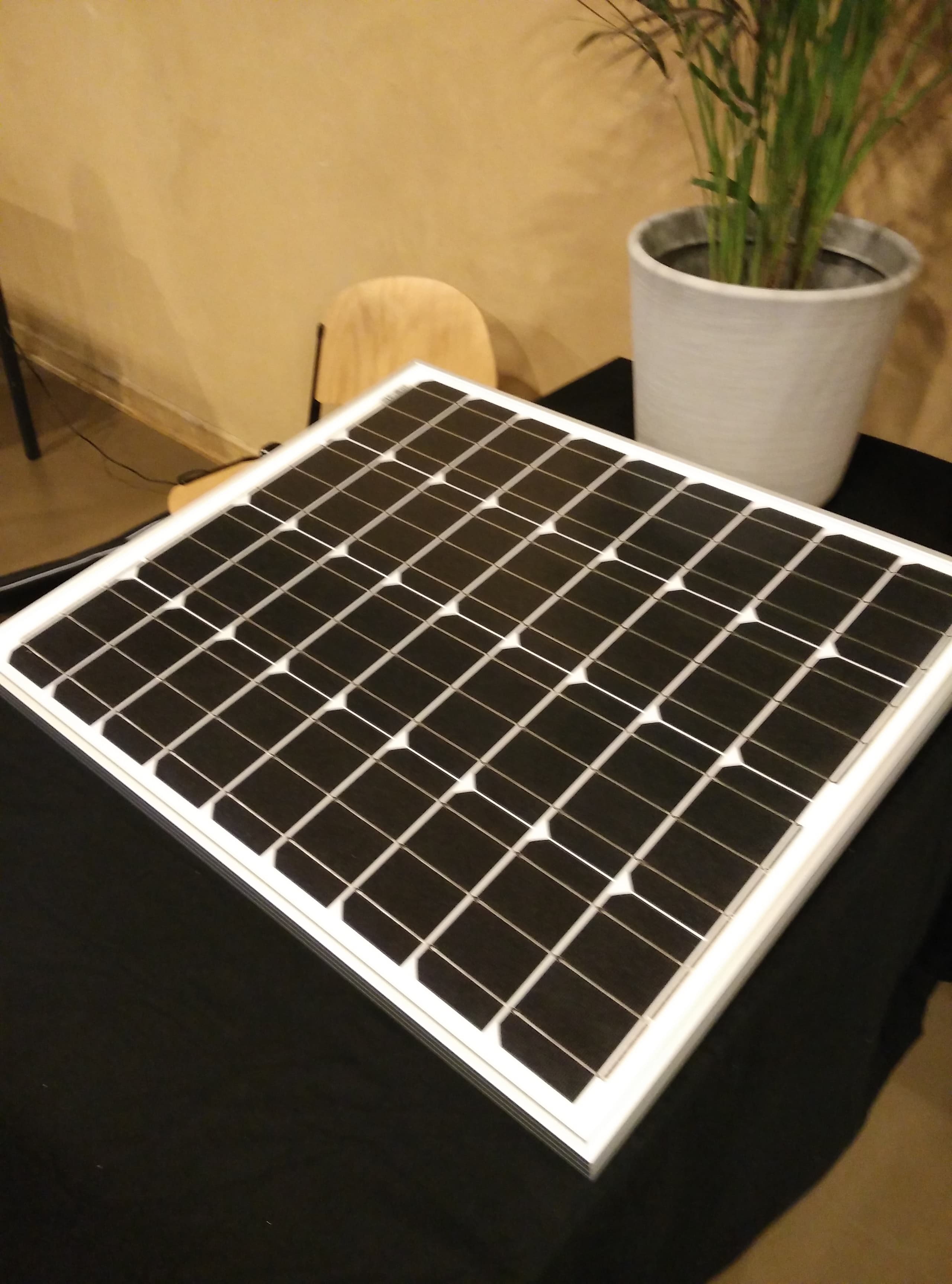Primo piano di un pannello fotovoltaico monocristallino, colore uniforme scuro